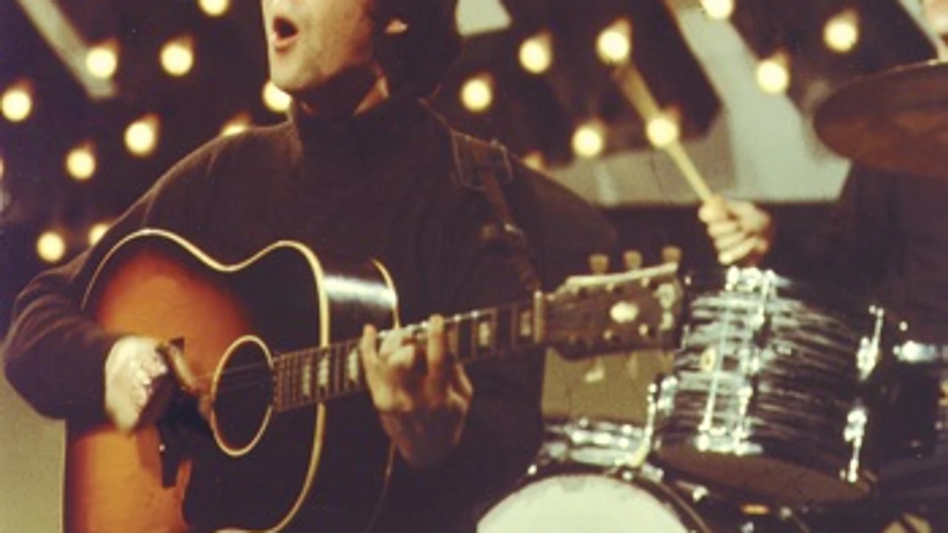 John Lennon con su Gibson J-160E John Lennon con su Gibson J-160E