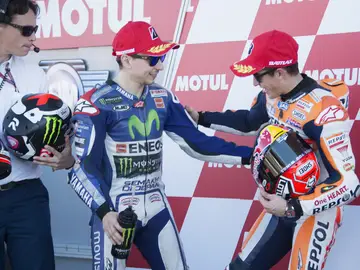 Jorge Lorenzo y Marc Márquez se saludan en el podio Jorge Lorenzo y Marc Márquez se saludan en el podio