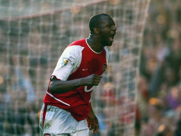 Patrick Vieira celebra un gol en su época como jugador del Arsenal