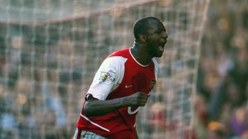 Patrick Vieira celebra un gol en su época como jugador del Arsenal