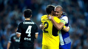 Casillas y Maicon celebran su victoria contra el Chelsea
