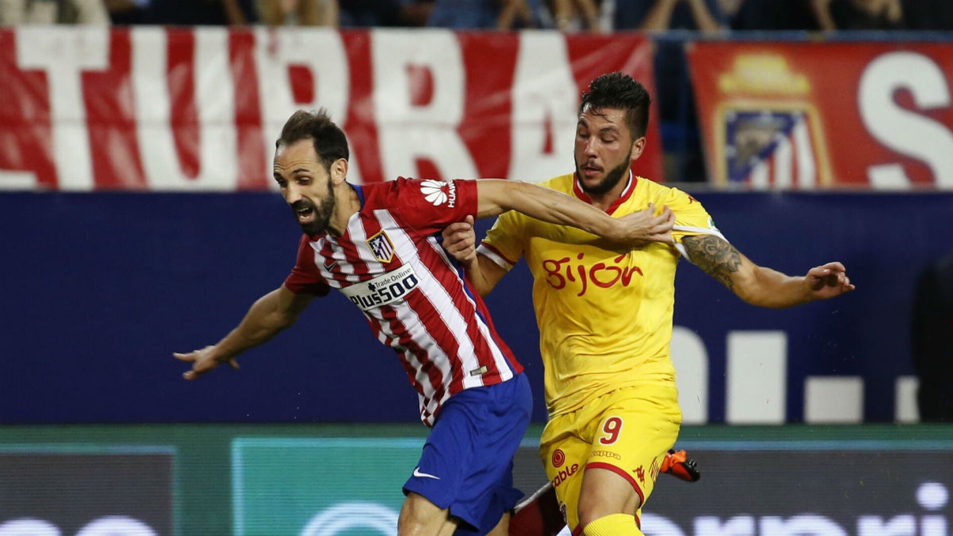 Juanfran, en acci&oacute;n ante el Sporting