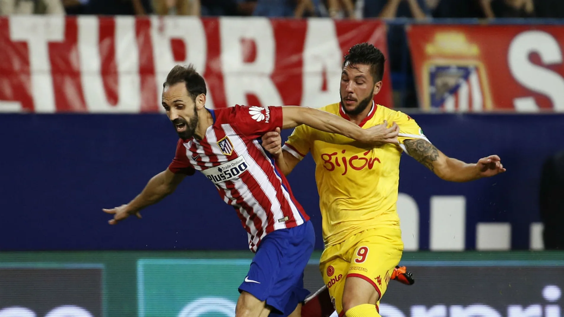 Juanfran, en acción ante el Sporting Juanfran, en acción ante el Sporting