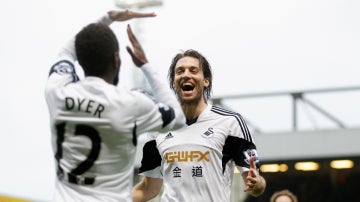 Michu celebra un gol con el Swansea