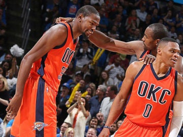 Durant e Ibaka celebran una canasta ante los Suns