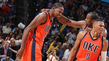 Durant e Ibaka celebran una canasta ante los Suns