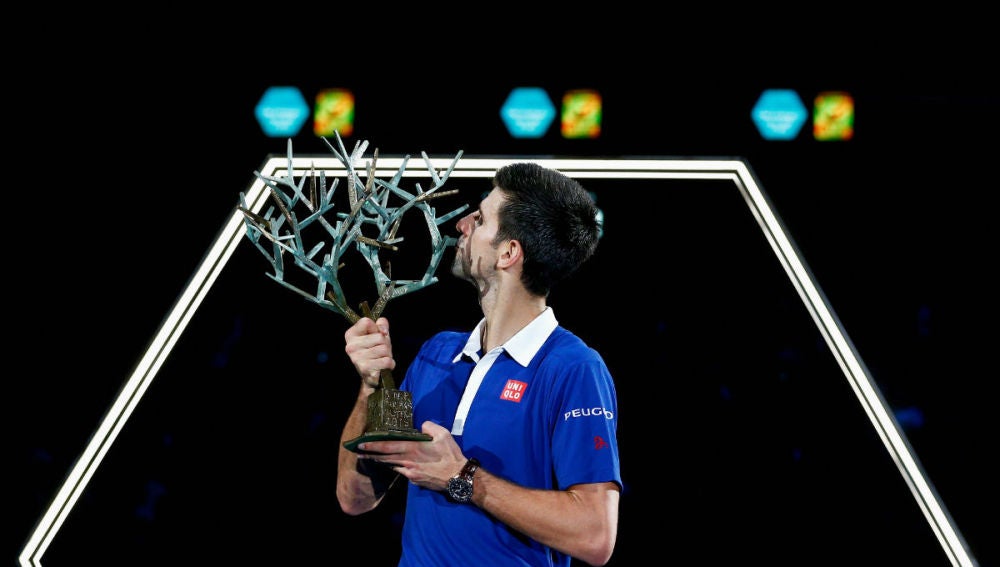 Djokovic besa el trofeo del Masters 1000 de París