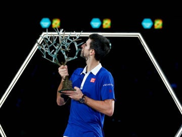 Djokovic besa el trofeo del Masters 1000 de París