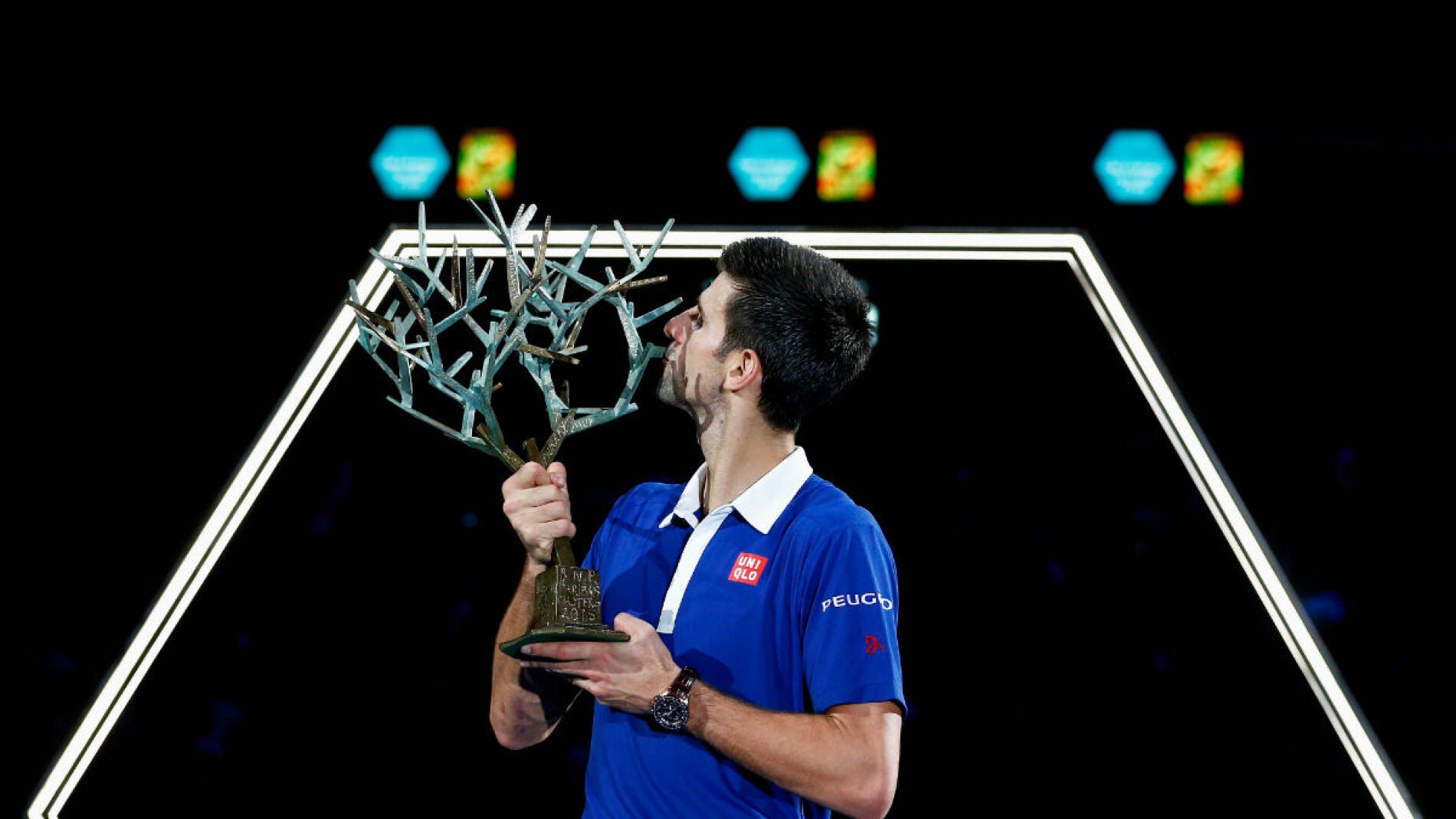Djokovic besa el trofeo del Masters 1000 de Par&iacute;s