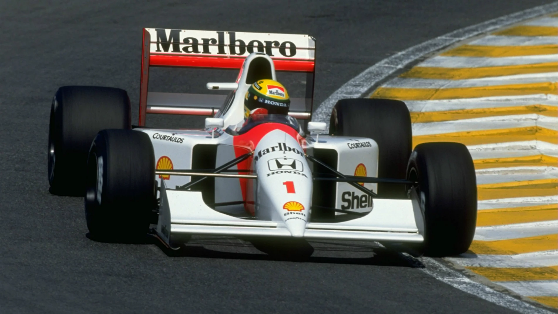 Ayrton Senna, disputando el GP de Brasil
