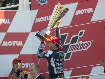 Lorenzo celebra su victoria en Cheste Lorenzo celebra su victoria en Cheste