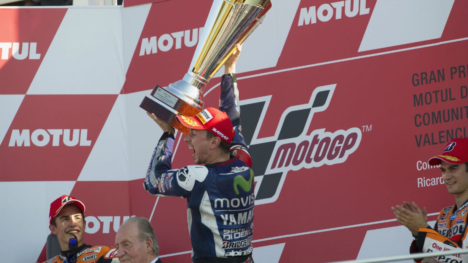 Lorenzo celebra su victoria en Cheste