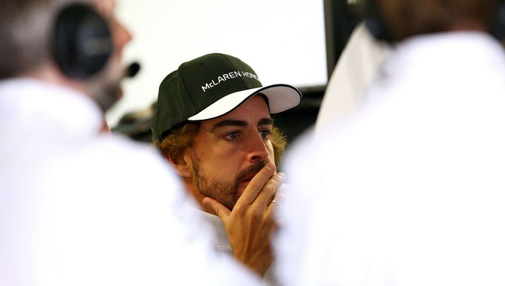 Alonso, en el box de McLaren-Honda