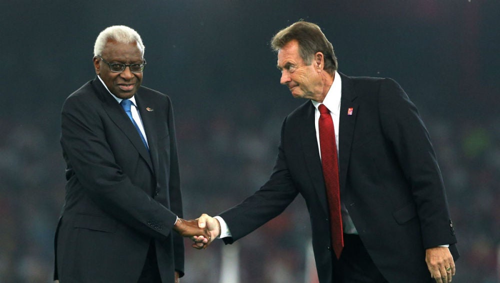 El expresidente de la IAAF, Lamine Diack (izquierda)