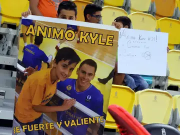 Un aficionado, con una pancarta de apoyo a Kyle Kuric Un aficionado, con una pancarta de apoyo a Kyle Kuric
