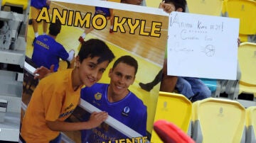 Un aficionado, con una pancarta de apoyo a Kyle Kuric