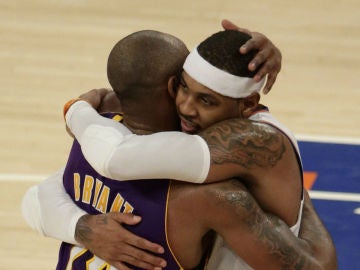 Kobe Bryant se abraza a Carmelo Anthony en el Madison