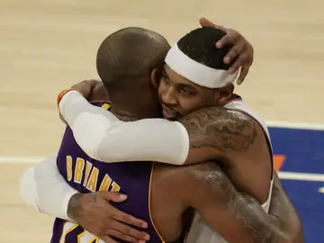 Kobe Bryant se abraza a Carmelo Anthony en el Madison Kobe Bryant se abraza a Carmelo Anthony en el Madison
