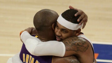 Kobe Bryant se abraza a Carmelo Anthony en el Madison