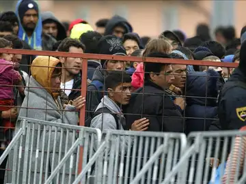 Refugiados a la espera de ser trasladados a Austria Refugiados a la espera de ser trasladados a Austria
