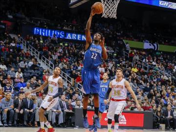 Andrew Wiggins anota en el partido ante los Hawks