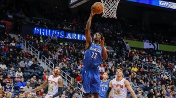 Andrew Wiggins anota en el partido ante los Hawks