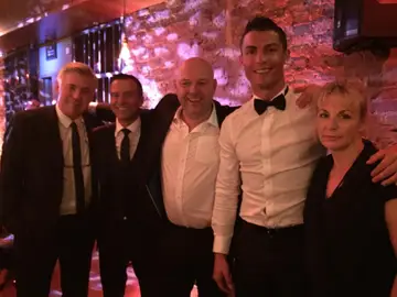 Cristiano Ronaldo, con Jorge Mendes y Carlo Ancelotti en la premiere de su película. Cristiano Ronaldo, con Jorge Mendes y Carlo Ancelotti en la premiere de su película.
