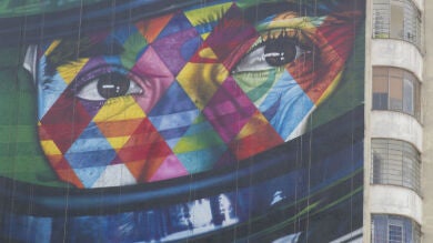 Un grafitero brasileño inmortaliza a Ayrton Senna en el corazón financiero de Brasil