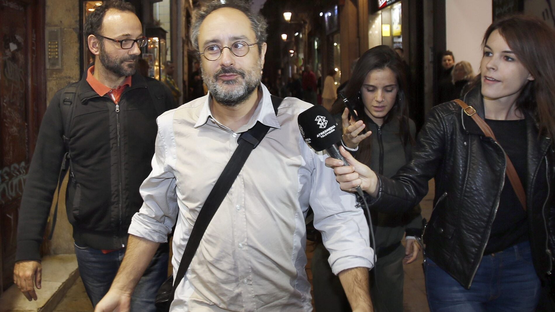 Los diputados de la CUP Antonio Ba&ntilde;os y Benet Salellas, a su salida de la reuni&oacute;n