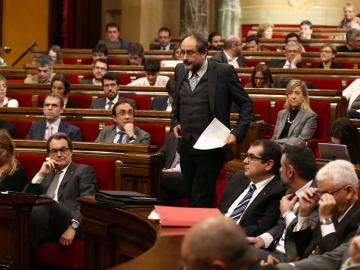 El lider parlamentario de la CUP, Antonio Baños, se dirige a la tribuna de oradores