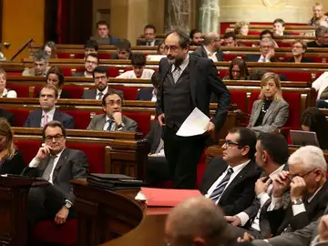 El lider parlamentario de la CUP, Antonio Baños, se dirige a la tribuna de oradores El lider parlamentario de la CUP, Antonio Baños, se dirige a la tribuna de oradores