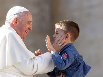 El Papa Francisco saluda con afecto a un niño