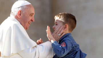 El Papa Francisco saluda con afecto a un niño