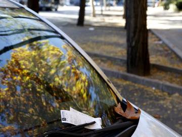 Una multa en el parabrisas de un coche en Madrid