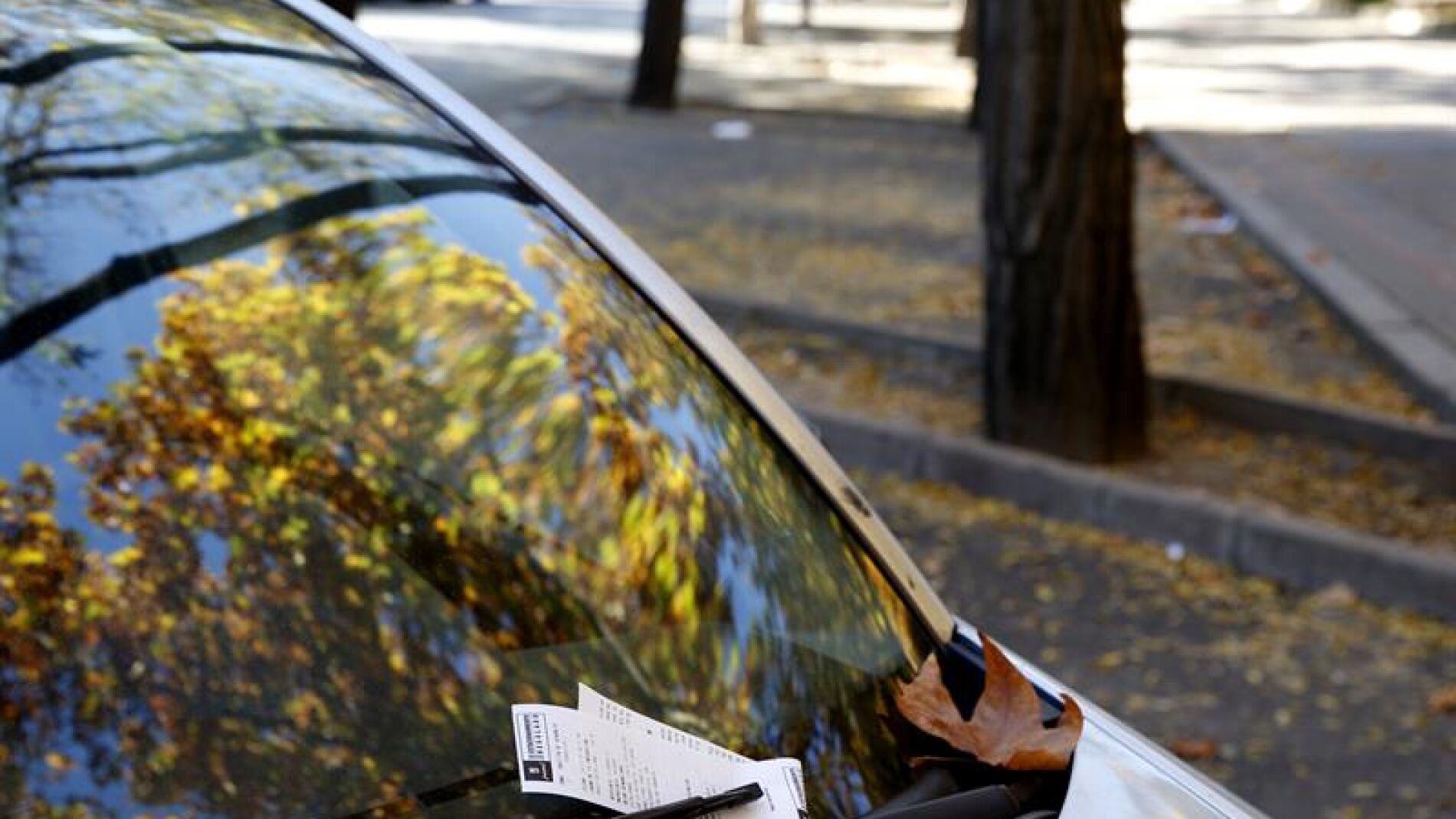 Una multa en el parabrisas de un coche en Madrid