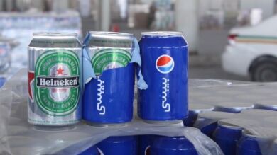 La Policía saudí incauta 48.000 latas de cerveza camufladas con pegatinas de refrescos
