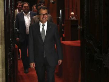 El presidente de la Generalitat en funciones, Artur Mas, saliendo del hemiciclo