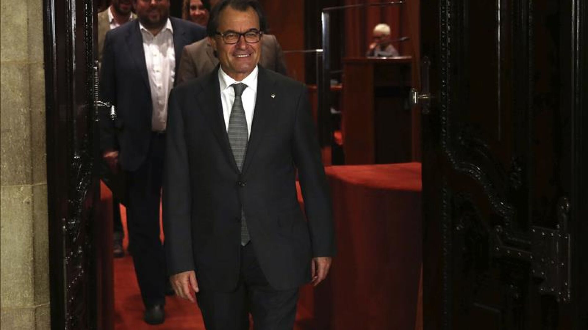 El presidente de la Generalitat en funciones, Artur Mas, saliendo del hemiciclo
