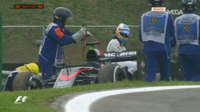 Fernando Alonso abandona los Libres 2 por una rotura de motor