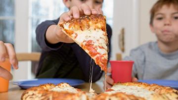 Niños comiendo pizza
