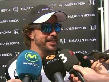 Fernando Alonso atiende a los medios