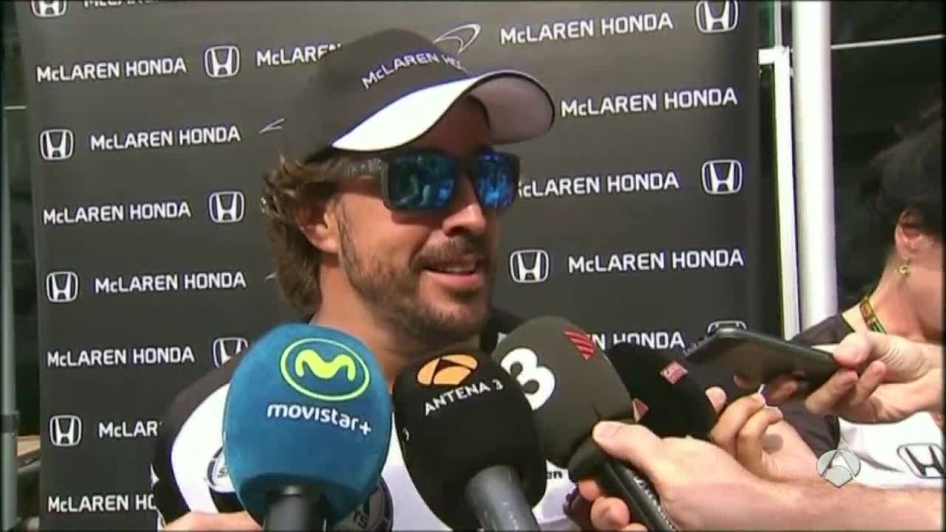 Fernando Alonso atiende a los medios