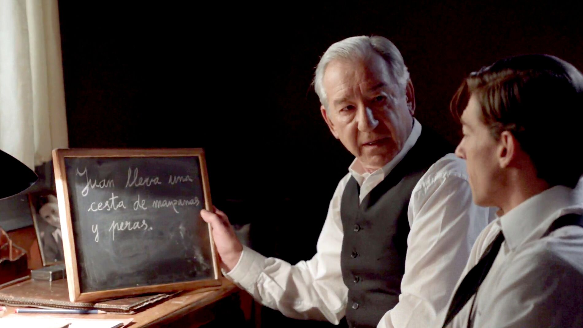 Emilio le da clases a Pedro