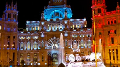 Los monumentos de todo el mundo se tiñen con los colores de la bandera francesa