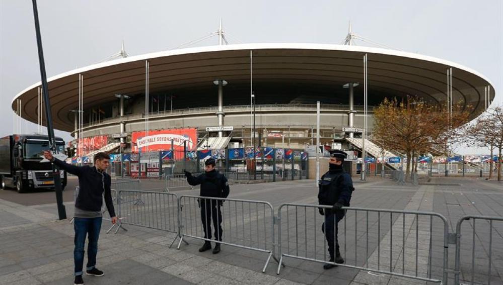 El estadio donde se produjo el atentado vigilado por la Policía