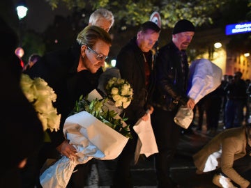 Bono y su banda de U2 se acercaron a llevar flores