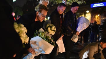 Bono y su banda de U2 se acercaron a llevar flores