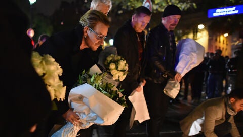 Bono y su banda de U2 se acercaron a llevar flores
