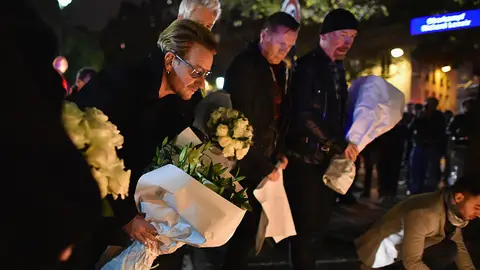 Bono y su banda de U2 se acercaron a llevar flores Bono y su banda de U2 se acercaron a llevar flores