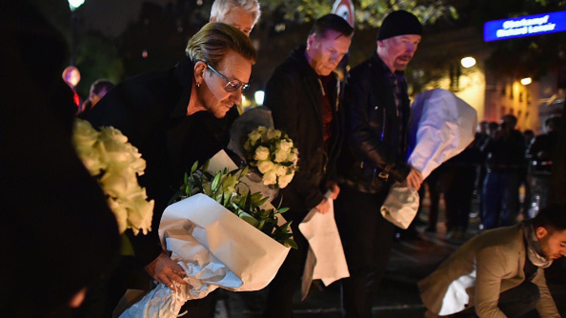 Bono y su banda de U2 se acercaron a llevar flores
